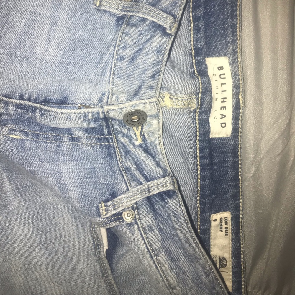 Bullhead straight distressed jean